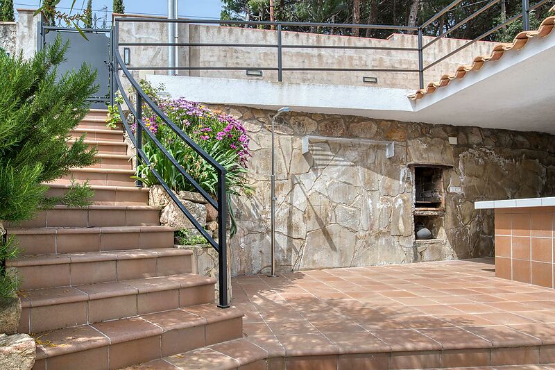 Preciosa casa de estilo mediterráneo con varias terrazas y jardín en la zona baja de Mas Ambros, cerca del centro de Calonge.