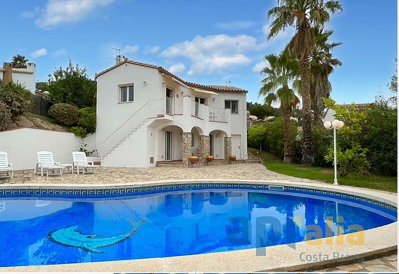 Une maison méditerranéenne avec jardin et piscine dans un quartier calme de Calonge