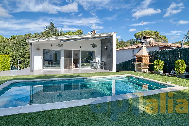 Contemporary style villa, with swimming pool and in perfect condition