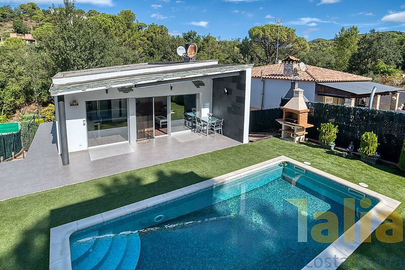 Chalet de estilo contemporáneo, con piscina y en perfecto estado