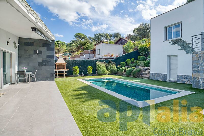Villa im modernen Stil mit Swimmingpool und in perfektem Zustand
