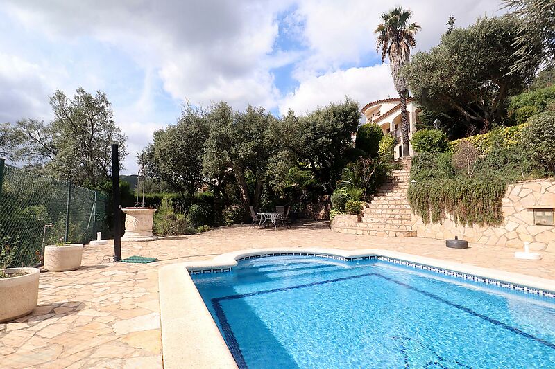 Maison de deux étages avec piscine et jardin dans un emplacement privilégié sur la Costa Brava