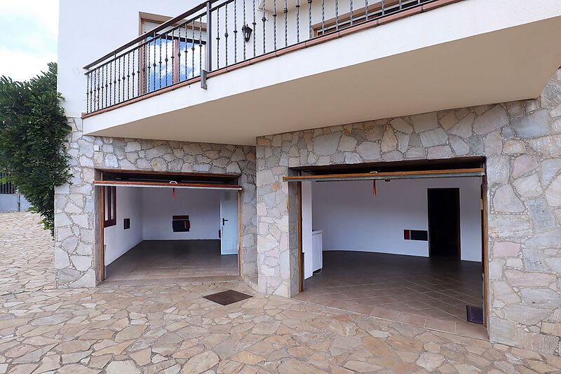 Maison de deux étages avec piscine et jardin dans un emplacement privilégié sur la Costa Brava