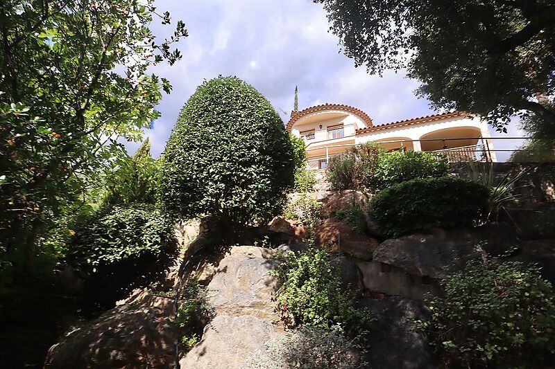 Casa de dos plantas con piscina y jardín en lugar privilegiado de Costa Brava