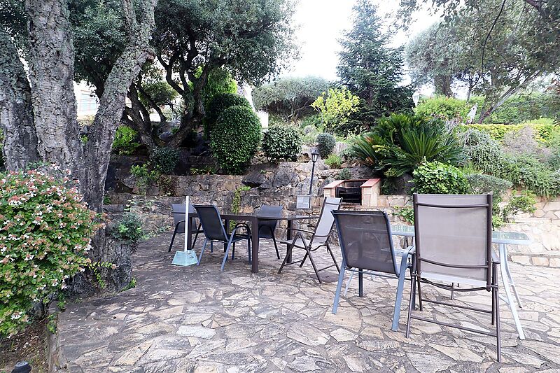 Casa de dues plantes amb piscina i jardí al lloc privilegiat de Costa Brava