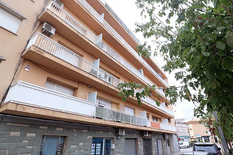 Apartamento con terraza en edificio con ascensor, segunda linea de mar en Sant Antoni de Calonge