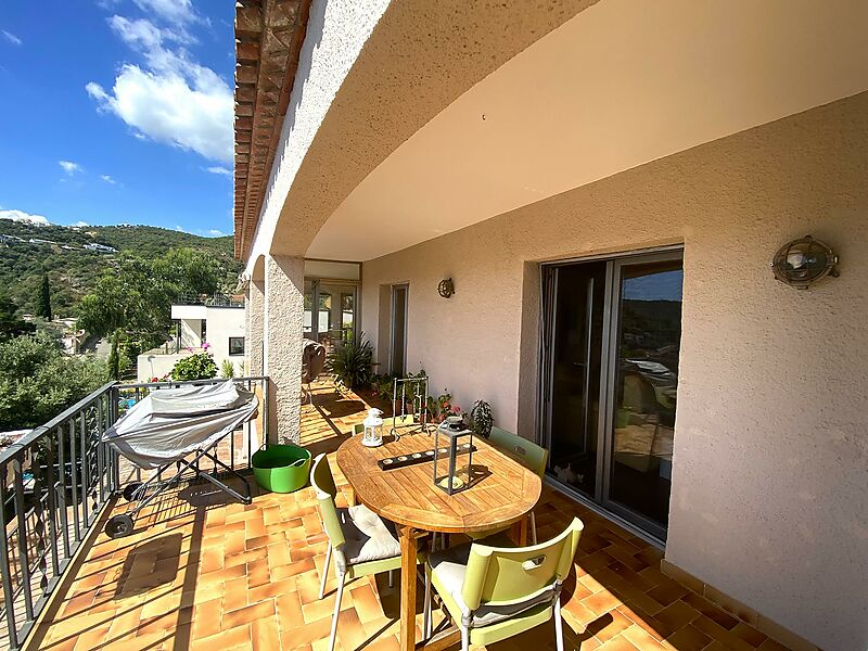 Magnificent villa with sea and mountain views, with 2 independent living spaces.