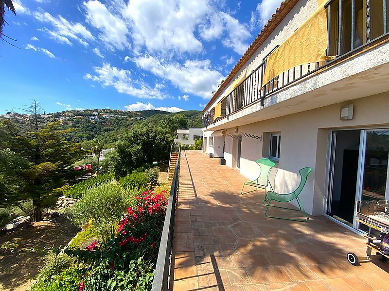 Magnifique villa avec vue mer et montagne, avec 2 espaces de vie indépendants.