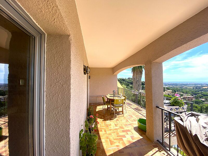 Magnificent villa with sea and mountain views, with 2 independent living spaces.