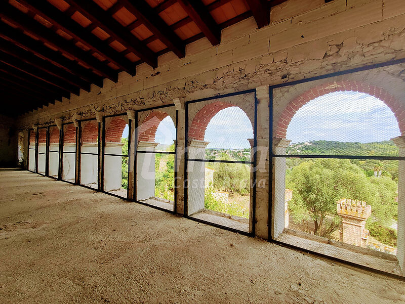 Preciós castell del segle XIX a 3 km de la platja i amb 11.000 m2 a Calonge