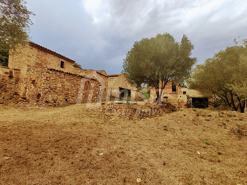 Preciós castell del segle XIX a 3 km de la platja i amb 11.000 m2 a Calonge