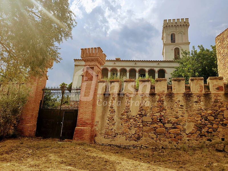 Wunderschönes Schloss aus dem 19. Jahrhundert, 3 km vom Strand entfernt und mit 11.000 m2 in Calonge