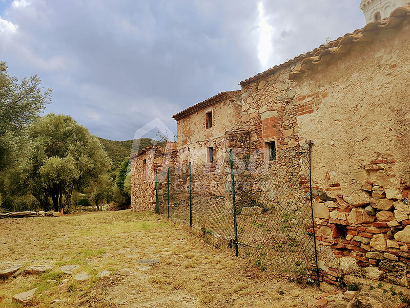 Beautiful 19th century castle 3 km from the beach and with 11,000 m2 in Calonge
