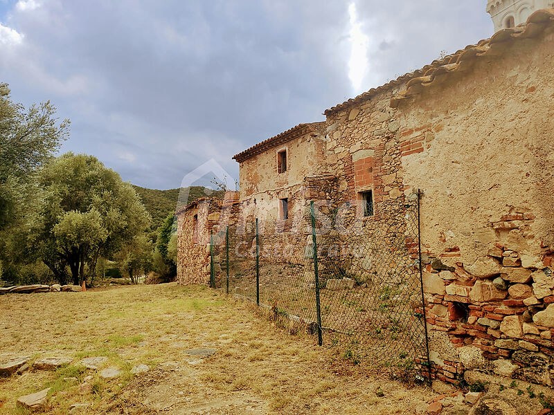 Precioso castillo del siglo XIX a 3 km de la playa y con 11.000 m2 en Calonge