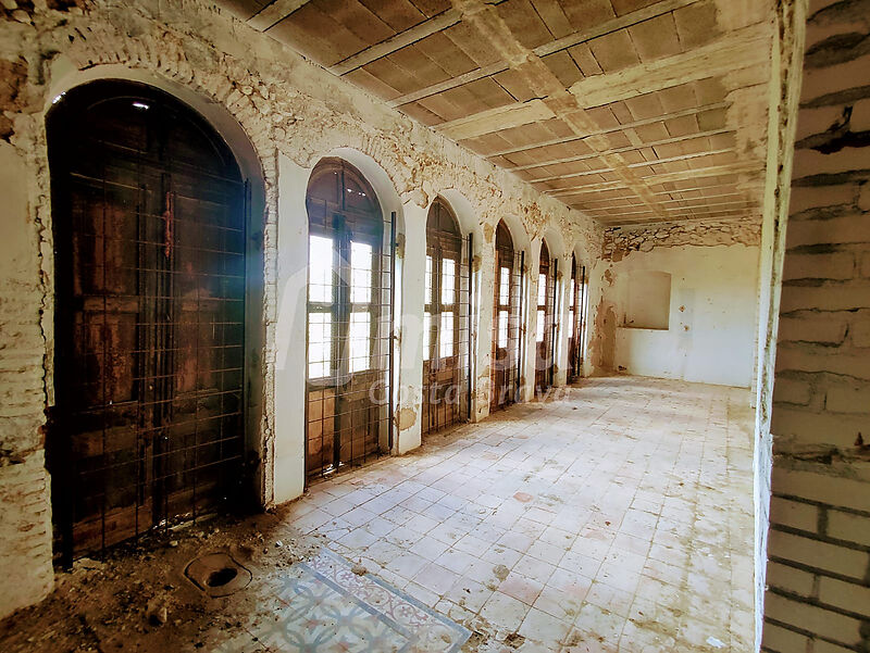 Beau château du 19ème siècle à 3 km de la plage et avec 11 000 m2 à Calonge