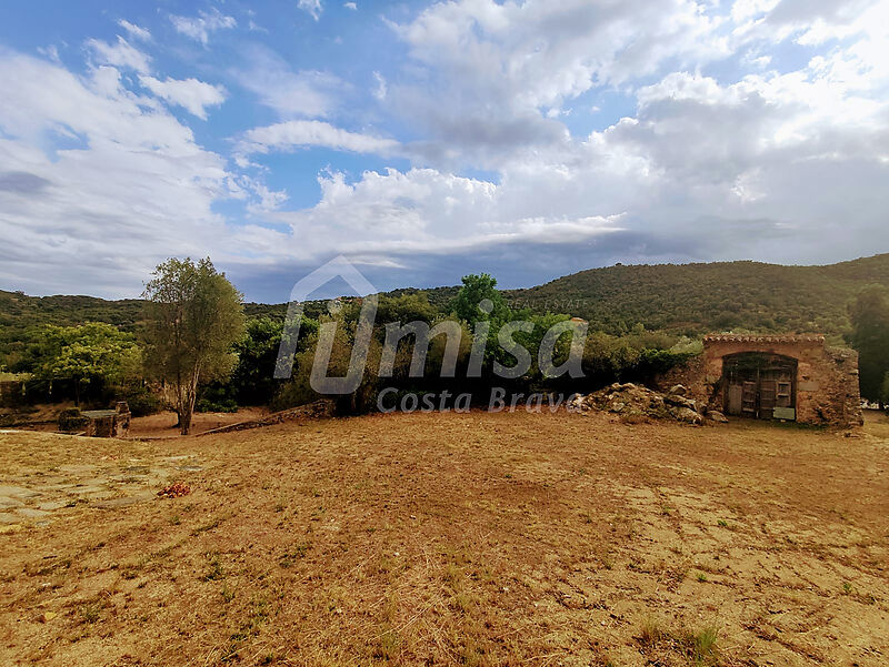 Precioso castillo del siglo XIX a 3 km de la playa y con 11.000 m2 en Calonge