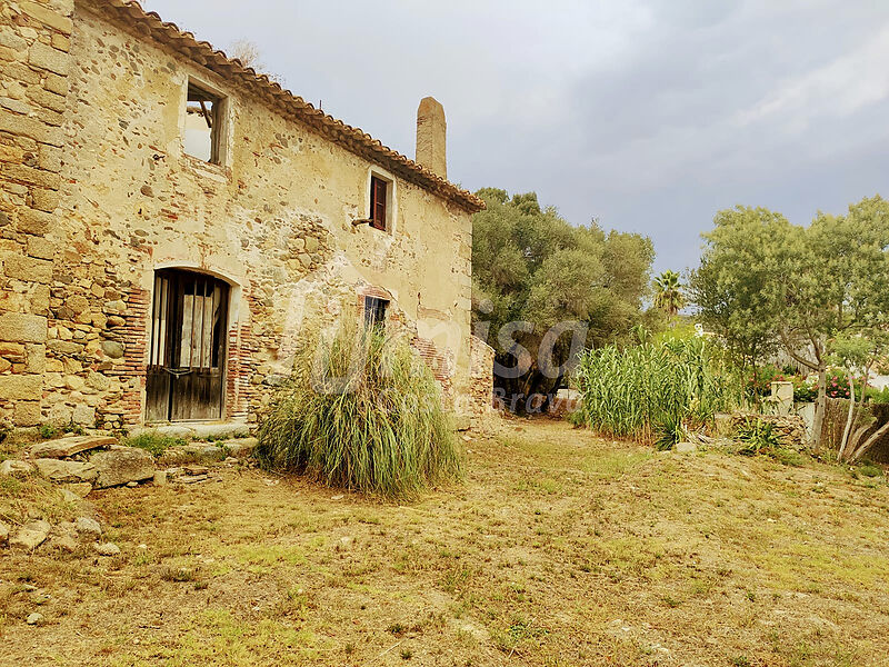 Preciós castell del segle XIX a 3 km de la platja i amb 11.000 m2 a Calonge