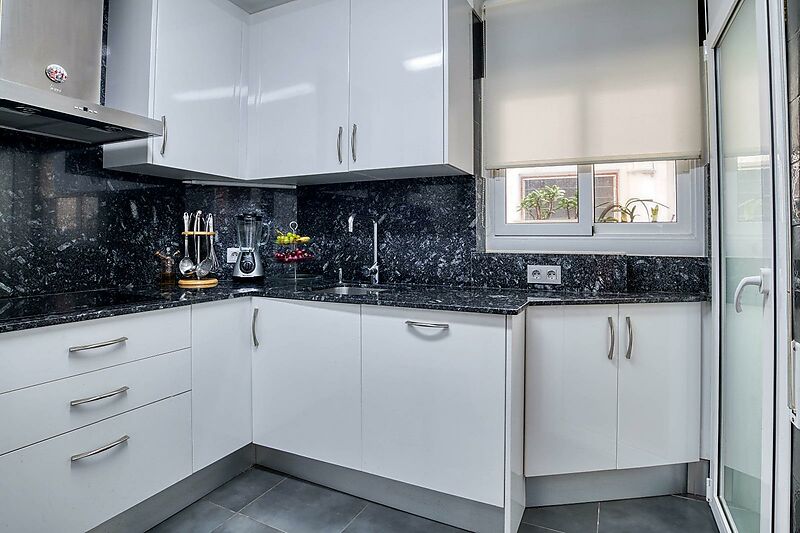 APARTMENT WITH TERRACE IN MARKET SQUARE - SANT FELIU DE GUIXOLS
