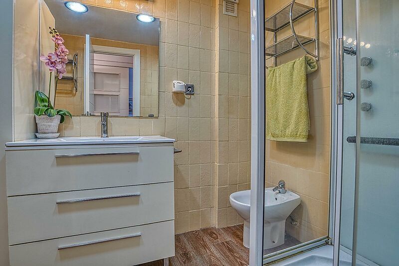 APARTMENT WITH TERRACE IN MARKET SQUARE - SANT FELIU DE GUIXOLS