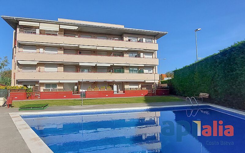 CENTRAL APARTMENT - SUNNY - SWIMMING POOL