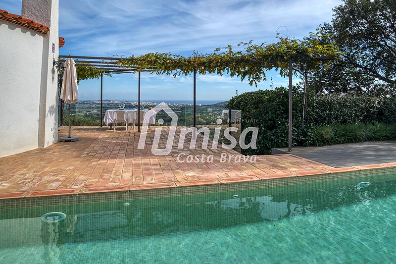 Moderna casa con piscina y espectaculares vistas panorámicas