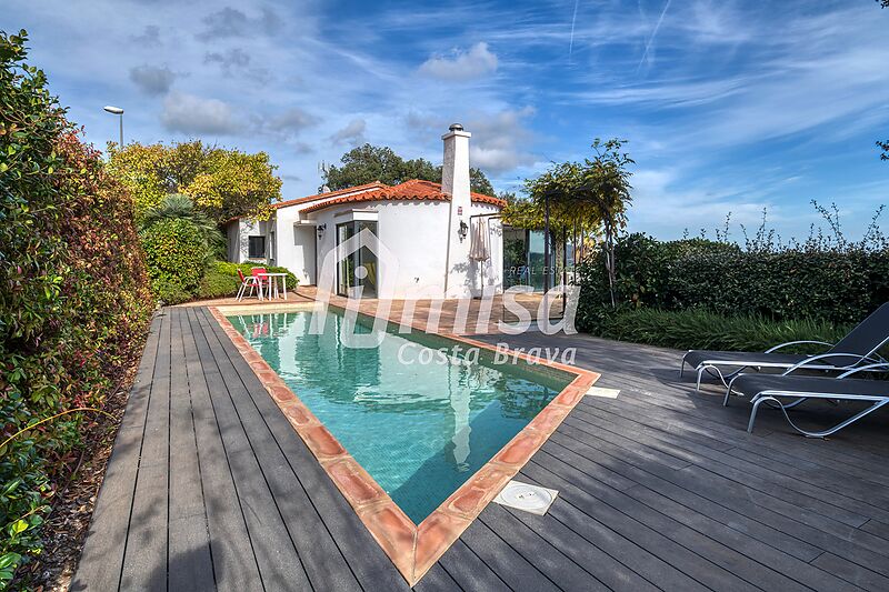 Moderna casa con piscina y espectaculares vistas panorámicas