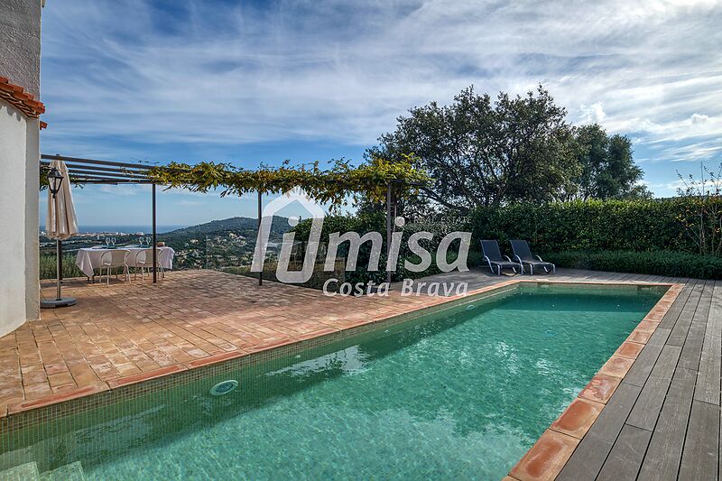 Maison moderne avec piscine et vues panoramiques spectaculaires