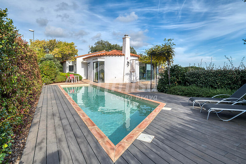 Maison moderne avec piscine et vues panoramiques spectaculaires