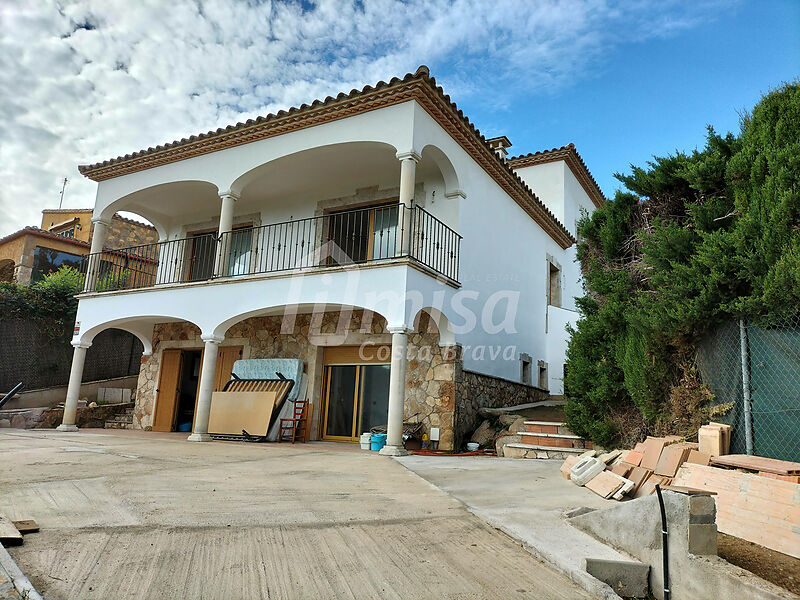 Newly built villa with 6 bedrooms and beautiful views
