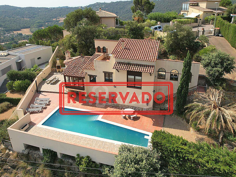 Ein prächtiges Haus mit Aussicht und einem sehr privaten Pool in einer ruhigen Umgebung