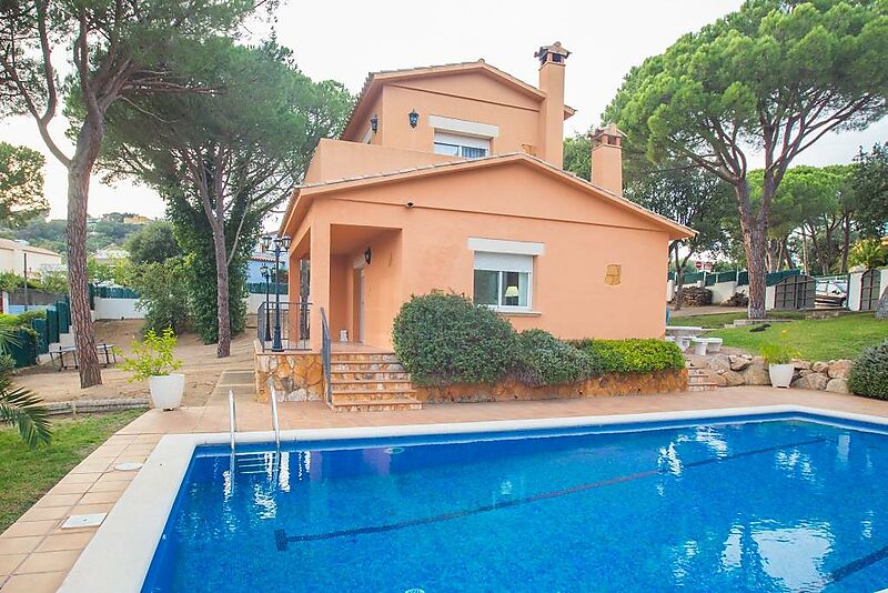 Villa mit Pool, 5 Minuten von Calonge und Platja d'Aro entfernt