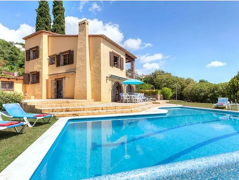 Large villa with 5 bedrooms with pool in a quiet urbanization of Calonge