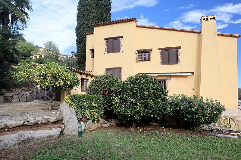 Large villa with 5 bedrooms with pool in a quiet urbanization of Calonge