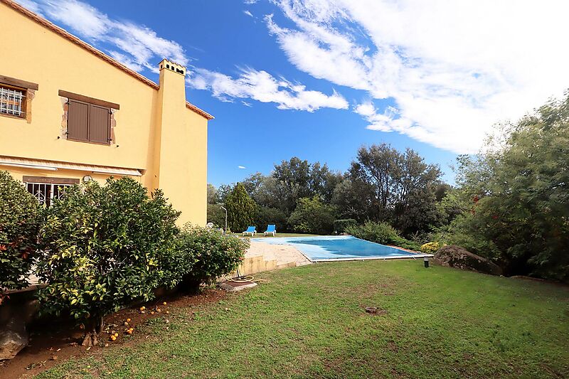 Large villa with 5 bedrooms with pool in a quiet urbanization of Calonge