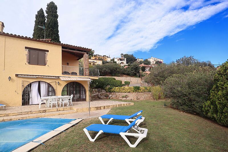 Large villa with 5 bedrooms with pool in a quiet urbanization of Calonge