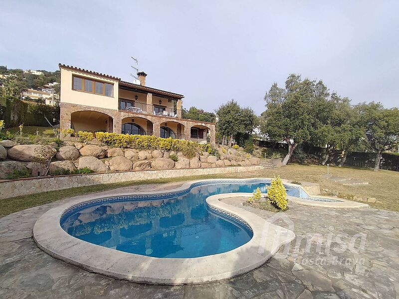 5-bedroom villa with pool and a very big plot