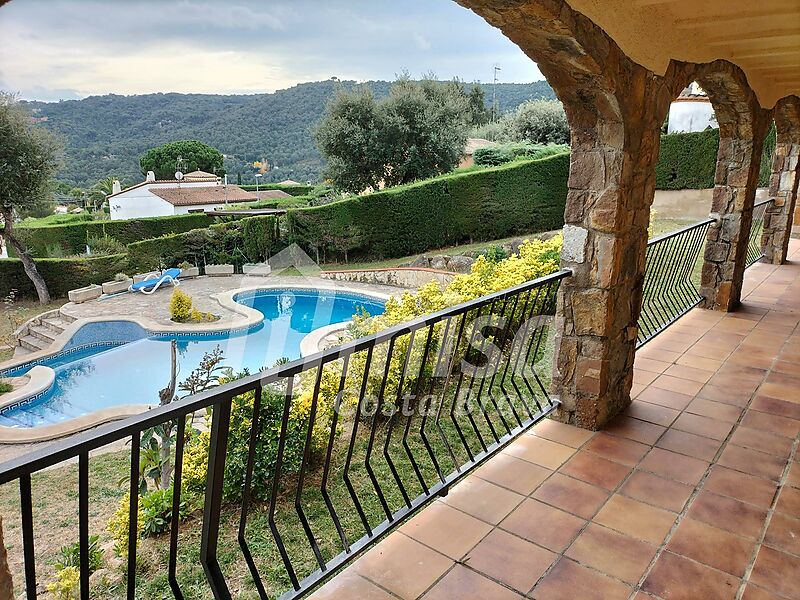 Haus mit 5 Schlafzimmern, Pool und viel Privatgrundstück