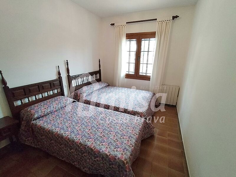 Haus mit 5 Schlafzimmern, Pool und viel Privatgrundstück