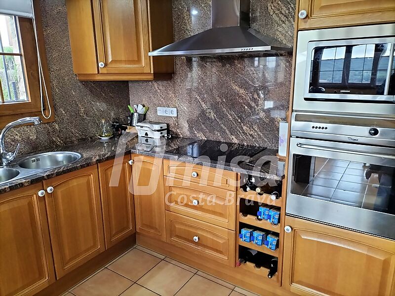 Haus mit 5 Schlafzimmern, Pool und viel Privatgrundstück