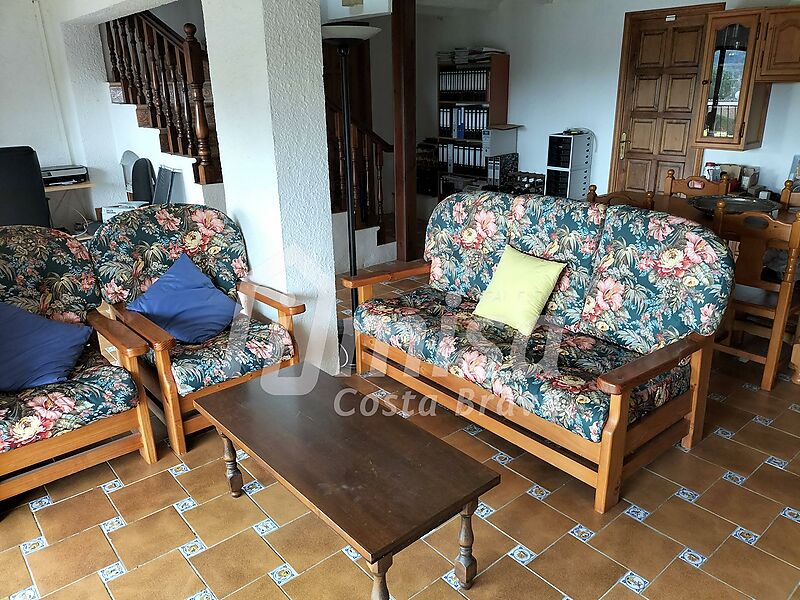 Haus mit 5 Schlafzimmern, Pool und viel Privatgrundstück