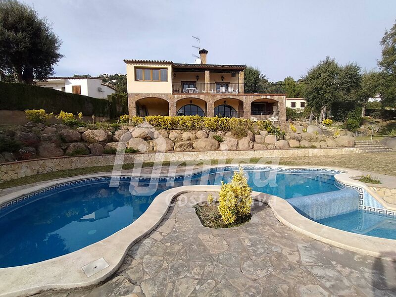 Haus mit 5 Schlafzimmern, Pool und viel Privatgrundstück