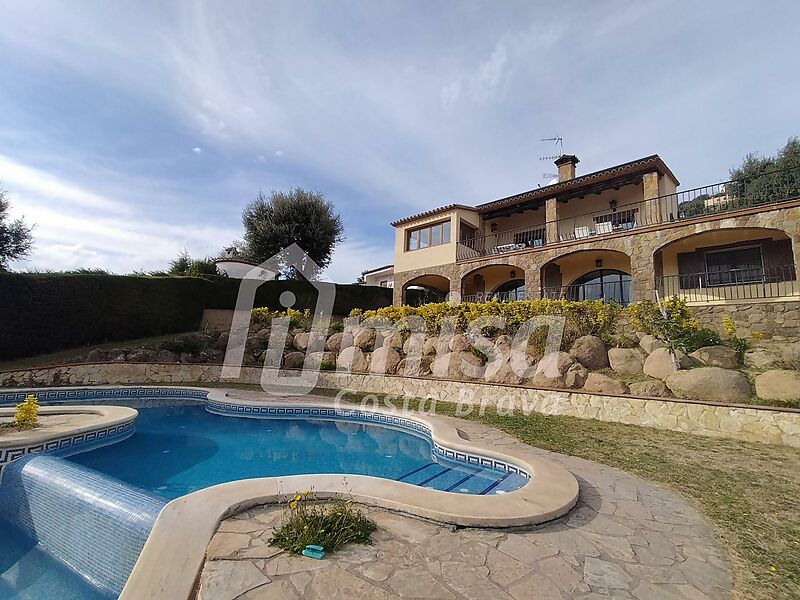 5-bedroom villa with pool and a very big plot