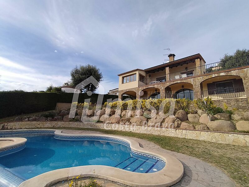 Haus mit 5 Schlafzimmern, Pool und viel Privatgrundstück