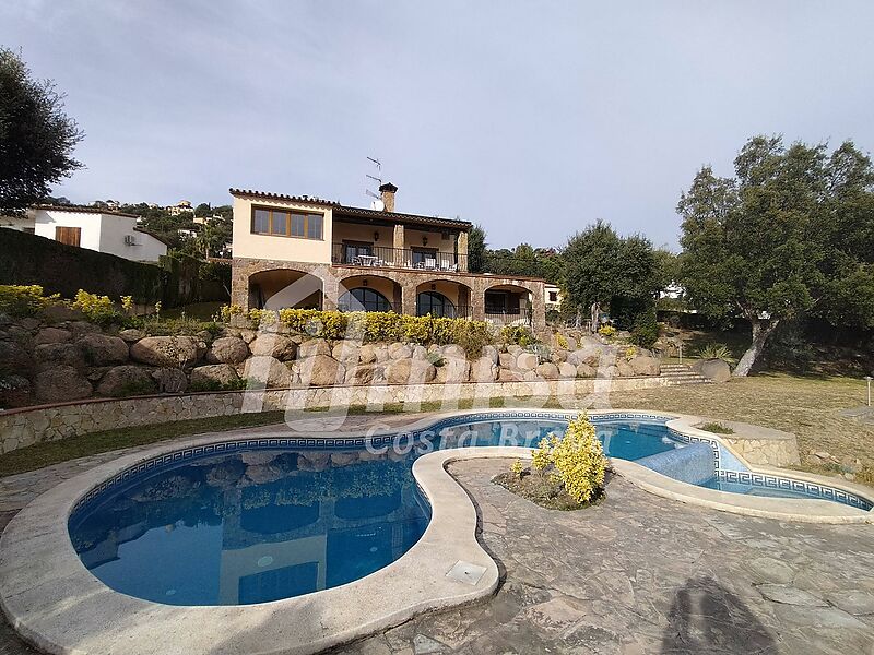 Haus mit 5 Schlafzimmern, Pool und viel Privatgrundstück