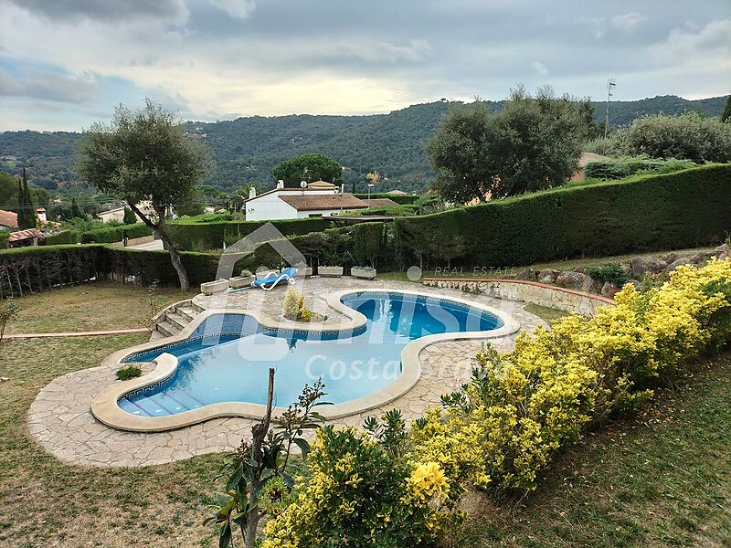 Haus mit 5 Schlafzimmern, Pool und viel Privatgrundstück