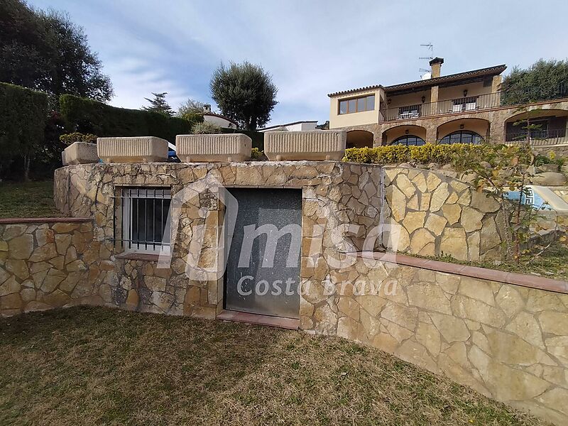 Haus mit 5 Schlafzimmern, Pool und viel Privatgrundstück