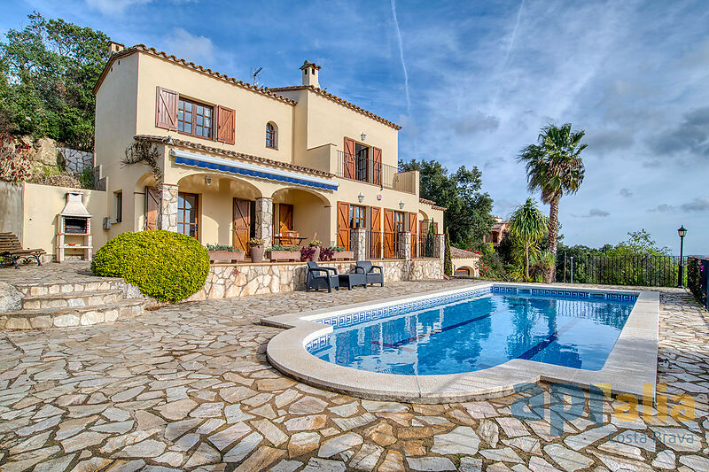 Quiet villa with open views and pool in excellent condition