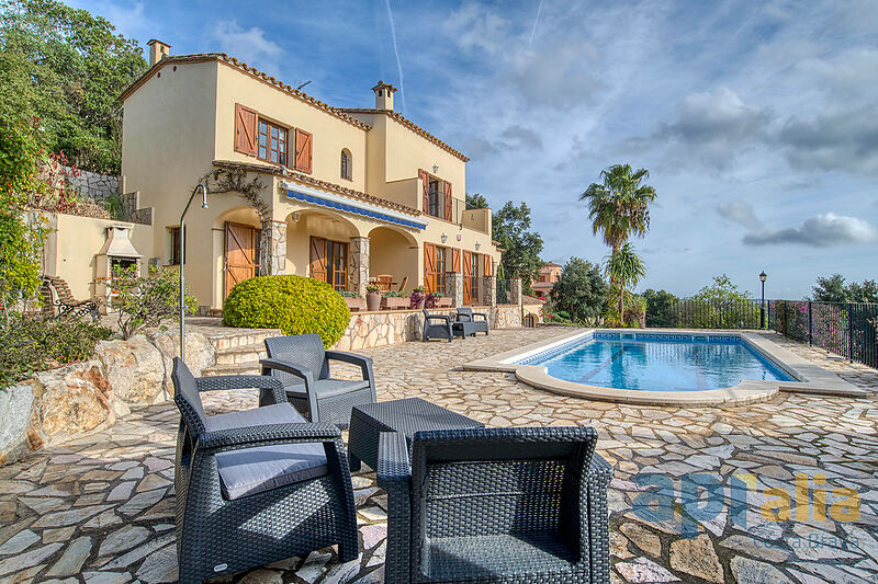 Quiet villa with open views and pool in excellent condition