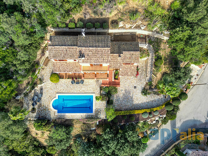 Villa au calme avec vue dégagée et piscine en excellent état