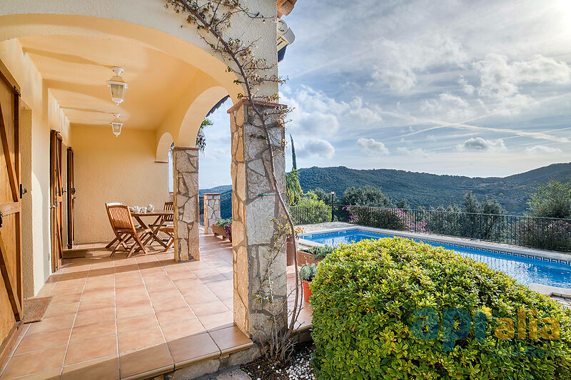 Ruhige Villa mit freiem Blick und Pool in ausgezeichnetem Zustand